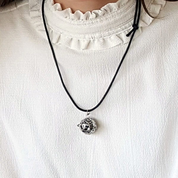 collier diffuseur en pierre de lave, collier diffuseur d'huile essentielle om, collier om, diffuseur d'huile essentielle, huile essentielle, olfaction, aroma, aromathérapie, olfactothérapie, odeur, antistress, bien-être, détente