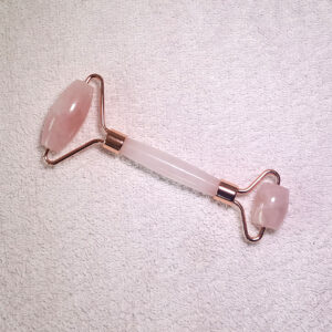 rouleau de massage visage quartz rose, rouleau massage visage améthyste, rouleau de massage du visage, rouleau de jade, visage, yoga du visage, cours yoga du visage, kobido, massage anti-âge, bien vieillir,